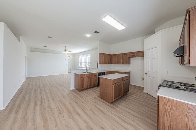 Building Photo - 3 Bedroom 2 Bath Home