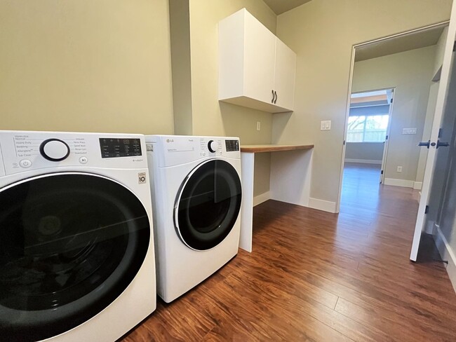 Building Photo - The perfect 2 bed/2bath with office patio home in the beautiful Hazelwood community just off Lake...