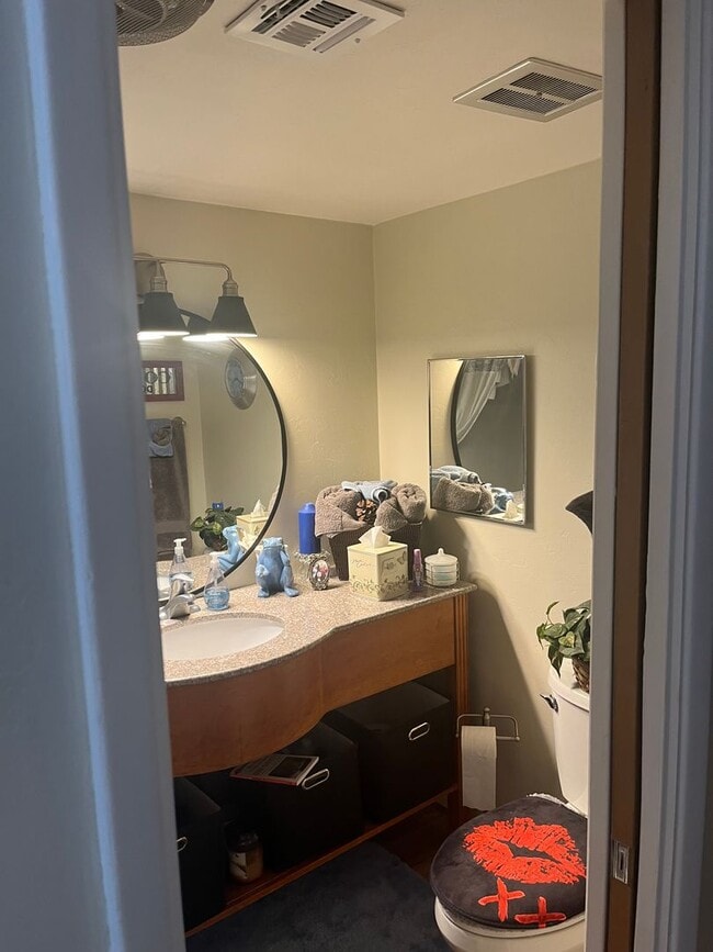 Building Photo - Lovely 2 Bedroom and 2 Bathroom Condo!