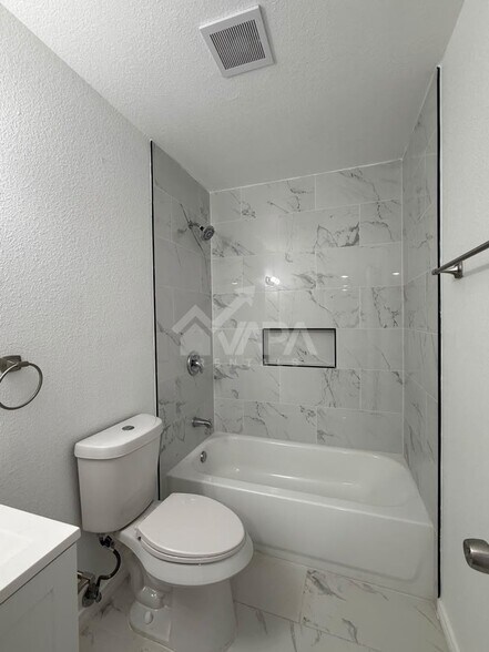 Building Photo - 8007 Lake Forest Dr