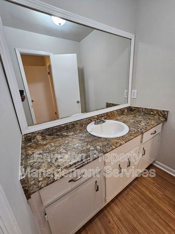 Building Photo - 200 Leigh Dr