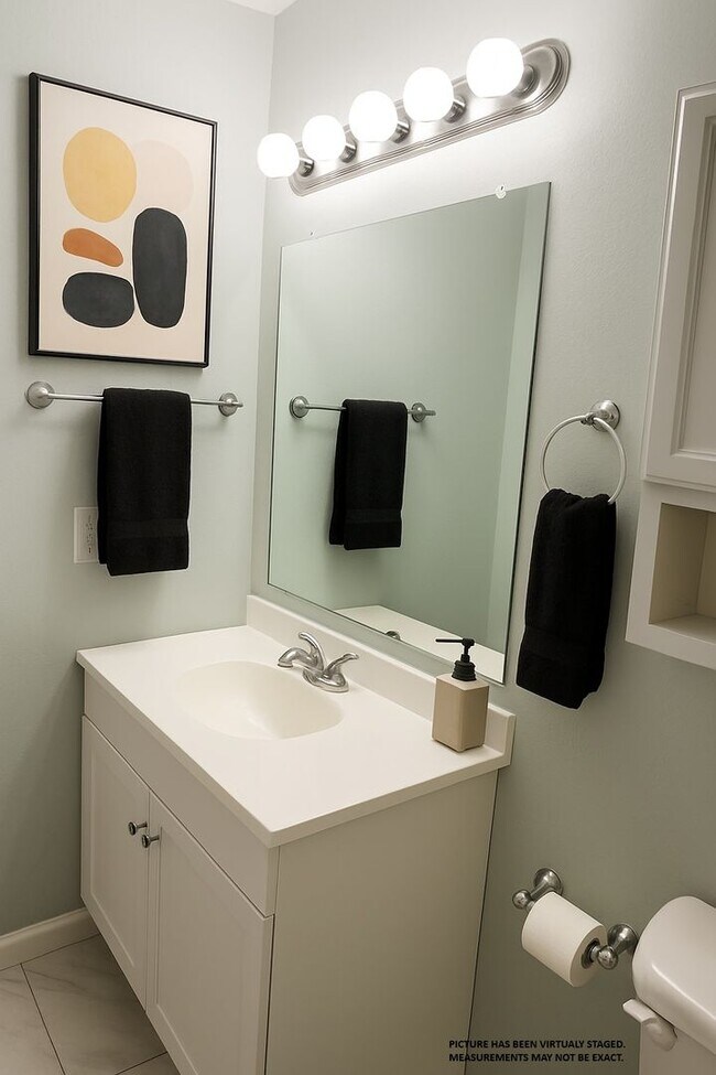 Building Photo - Beautiful 2 bedroom/2 bathroom corner condo in gated Regency Park!