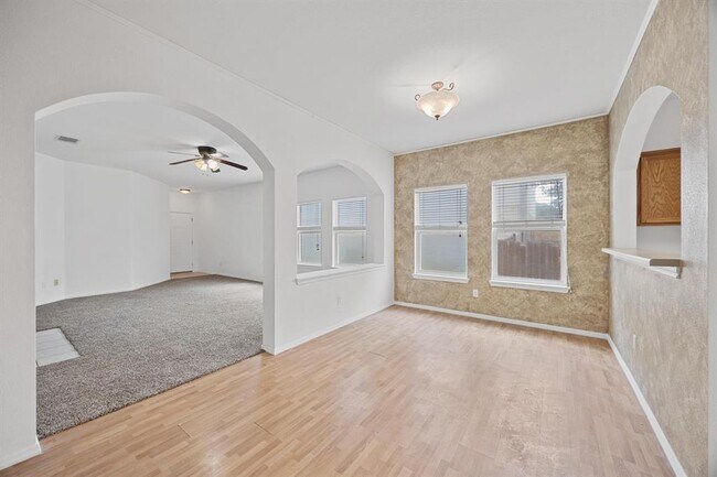 Building Photo - 914 N Creek Blvd
