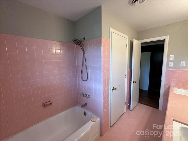 Building Photo - 1600 Plumcrest Dr