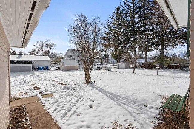 Building Photo - 100 W Main St