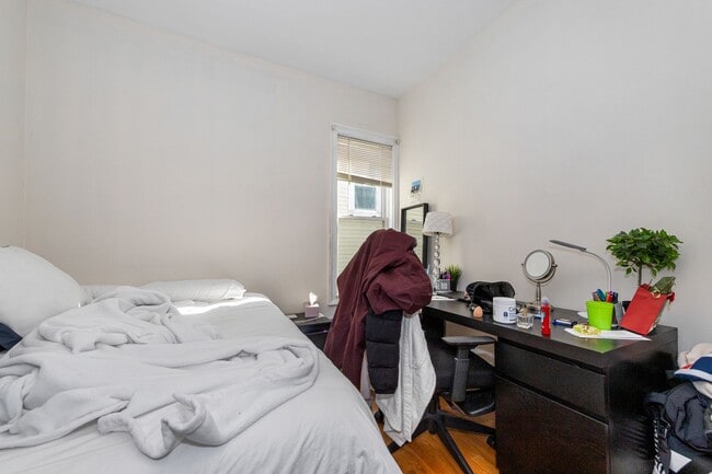 Building Photo - Nicely Priced 4-bed, 2-bath Mission Hill Apartment