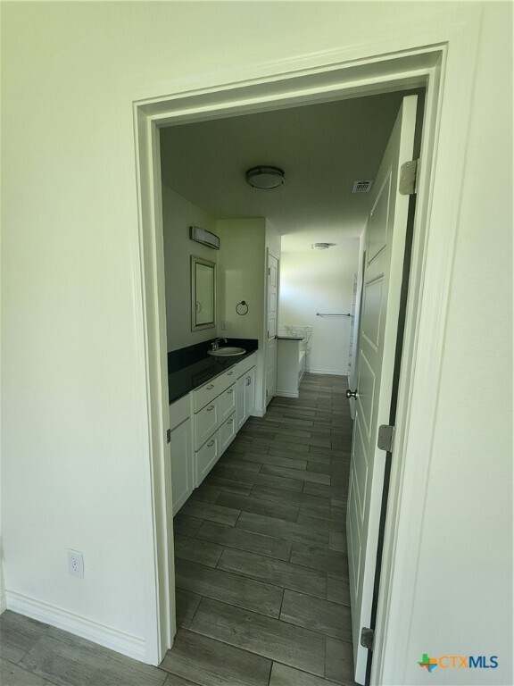 Building Photo - 907 E 3rd St