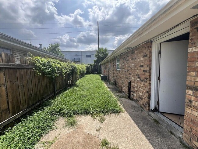 Building Photo - 8506 Valor Dr