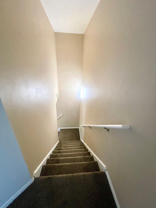 Building Photo - 672 E 950 S