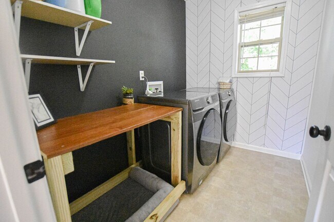 Building Photo - Pet Friendly Three Bedroom with Bonus!