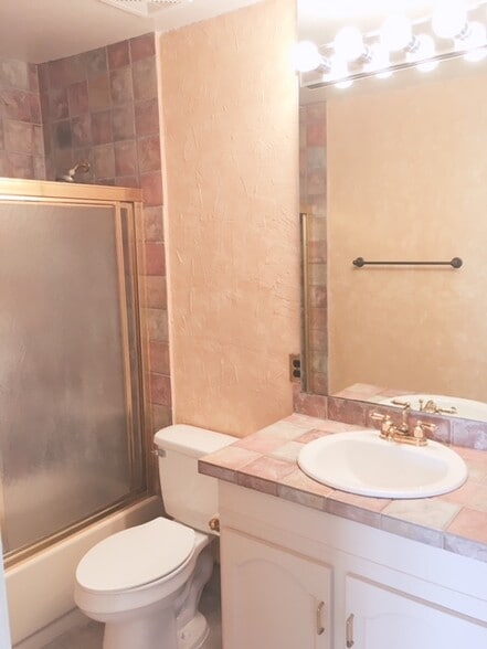 Building Photo - 2028 Hazel Hedge Ln