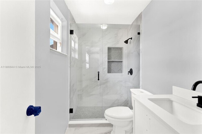 Building Photo - 951 W 30th St