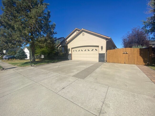 Building Photo - Single Level Charmer, SE Bend Established ...