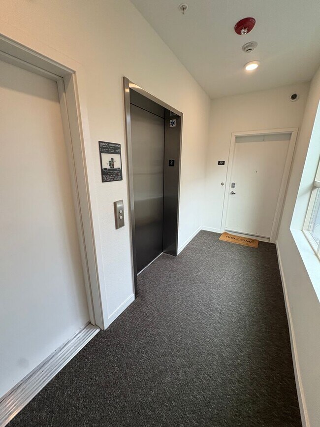 Building Photo - Modern 2bed/2bath Single Story Condo in the MIll