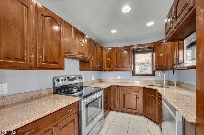 Building Photo - 4 Rosewood Ln