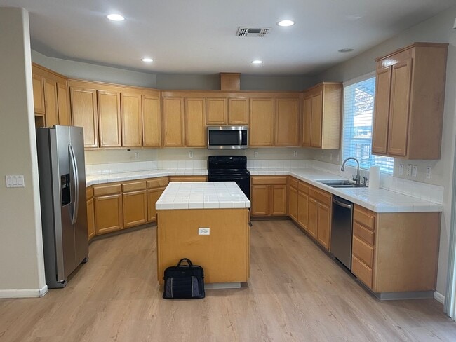 Building Photo - 2733 Sunflower Cir