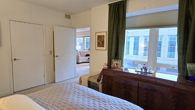 Building Photo - 57 E Delaware Pl