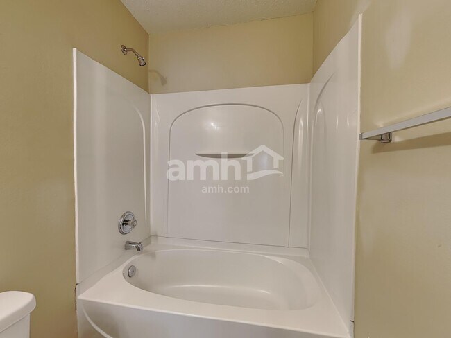 Building Photo - 819 Caledon Dr