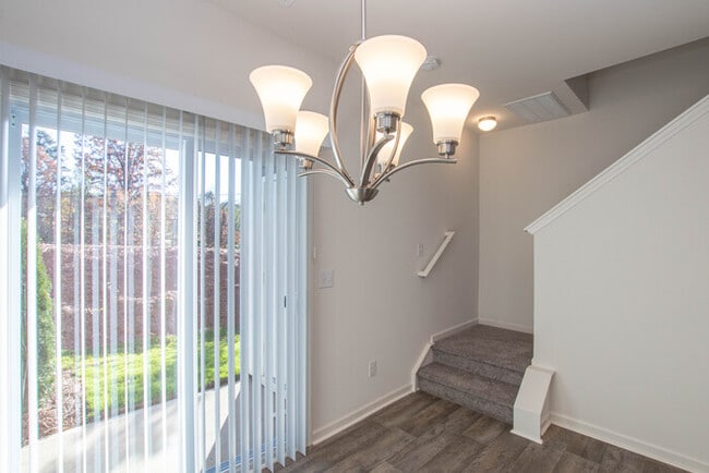 Building Photo - Two bedroom 2 1/2 bath townhome in great l...