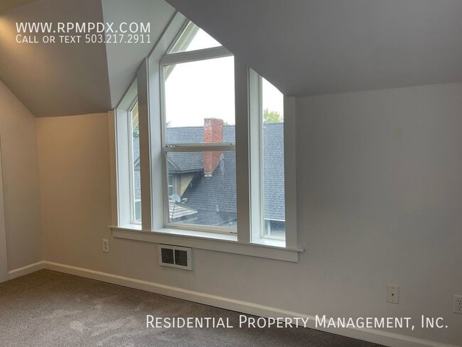 Building Photo - Sunlit End Unit 2 Bedroom Plus Flex Space,...