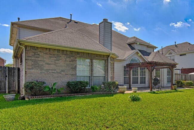 Building Photo - Large Mansfield High Home Centrally Located