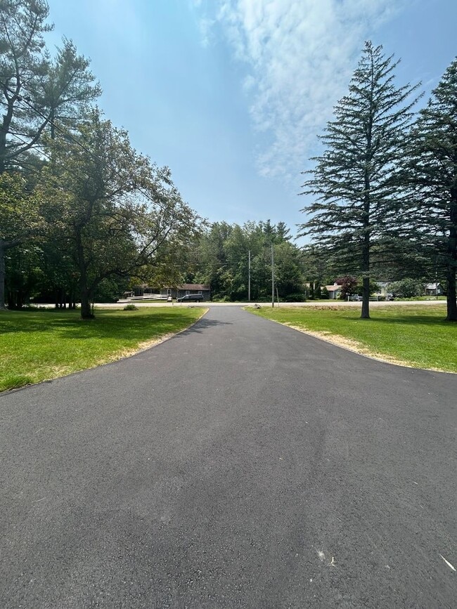 Building Photo - Beautiful renovated 5 bedroom 2.5 bath sin...