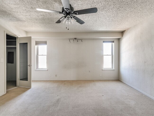 Building Photo - 3063 W Wilshire Blvd