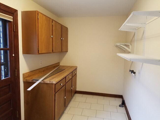 Building Photo - 2750 River Rd W