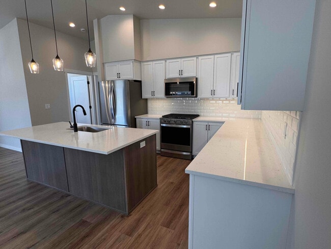 Building Photo - 896 E RR Ave