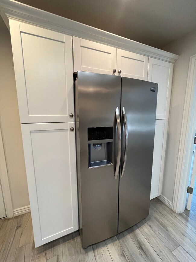 Building Photo - $0 First Month's Rent! Beautiful Three Bed...