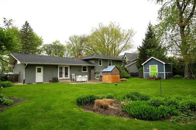 Building Photo - 211 Sandalwood Dr