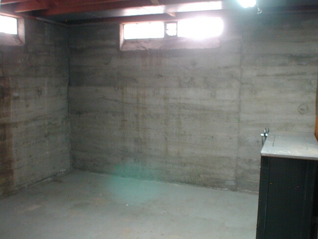 Building Photo - House For Lease