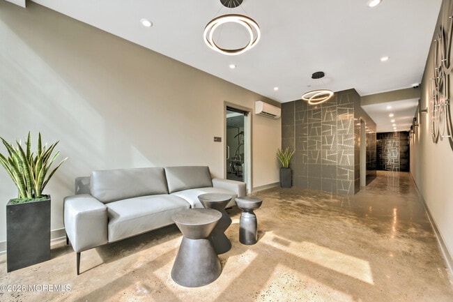 Building Photo - 700 Bangs Ave