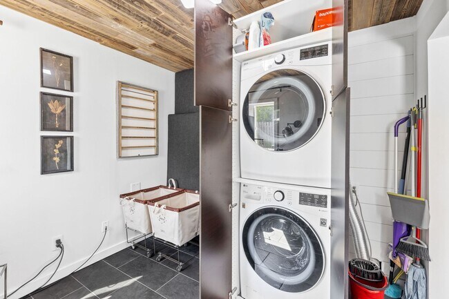 Building Photo - Fully Furnished 3-Bedroom, 1-Bath Modern B...