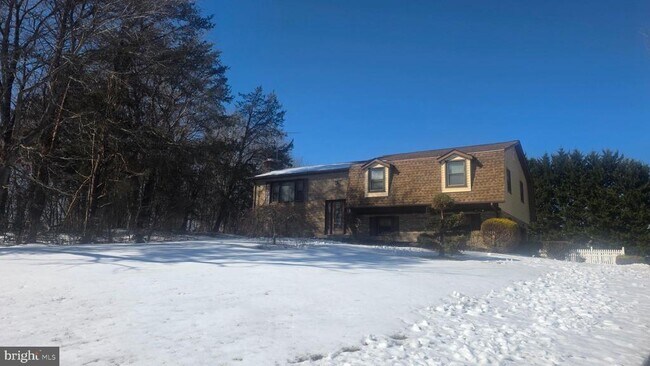 Building Photo - 8744 Valley Dr