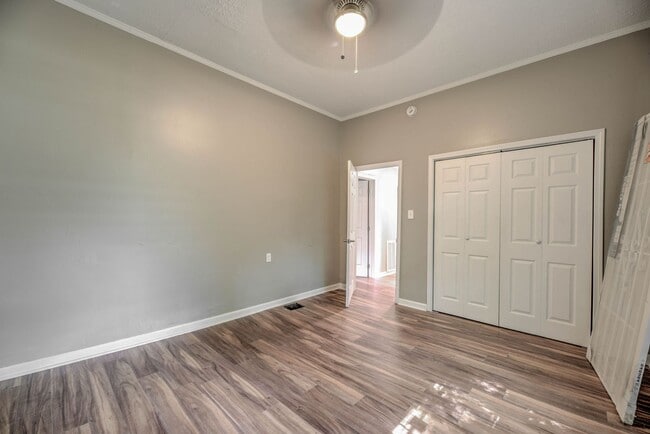 Building Photo - Knoxville 37914 - CHARMING 2 BEDROOM 1 BATH HOME WITH BONUS LOT! Contact Lisa Vineyard & Shannon ...