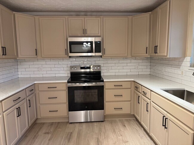 Building Photo - Remodeled in MacArthur School District!