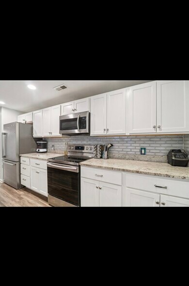 Building Photo - 1605 Airport Ln