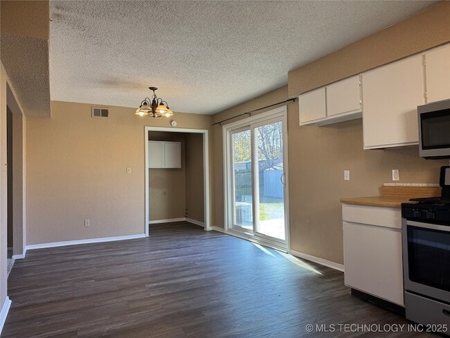 Building Photo - 13786 S Hickory St