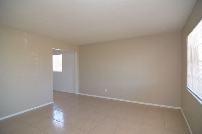 Building Photo - Charming 3 Bedroom 2 Bath House! Close to the UofA and Downtown!