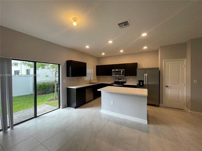 Building Photo - 1120 SW 7th Ct