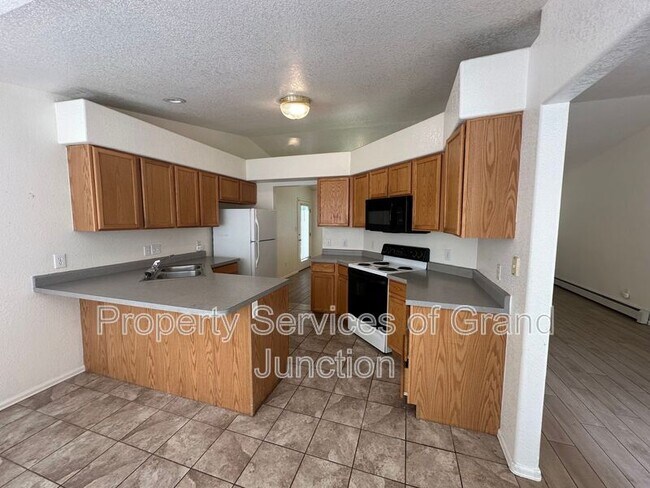 Building Photo - 448 Countryside Ln