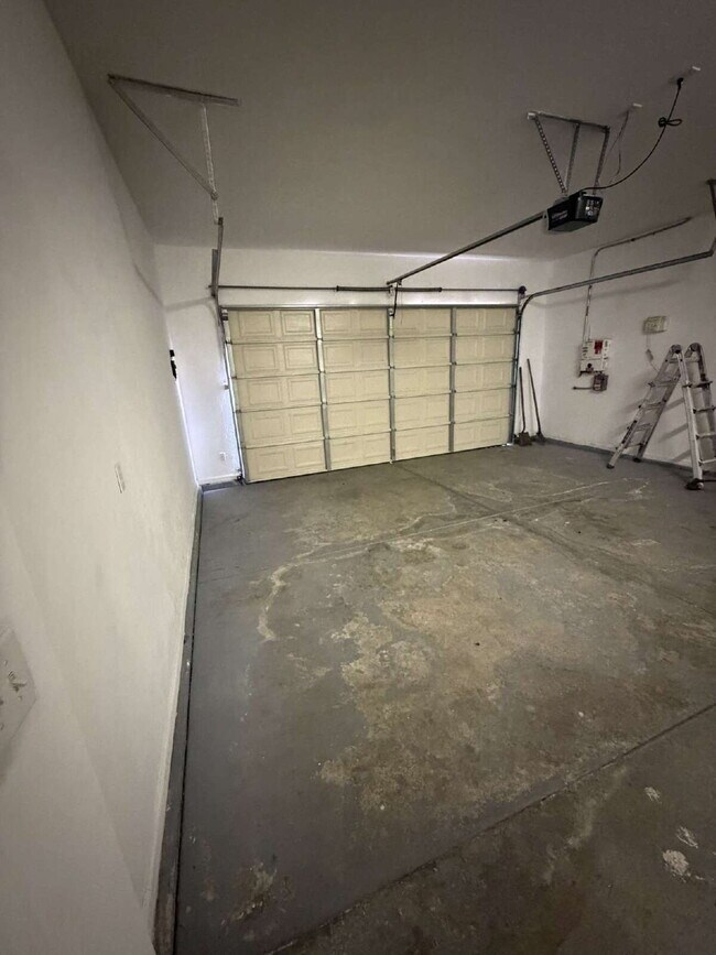 Building Photo - Beautiful 3 Bedroom, 2 Bathroom Home with Open Floor Plan & Spacious Backyard
