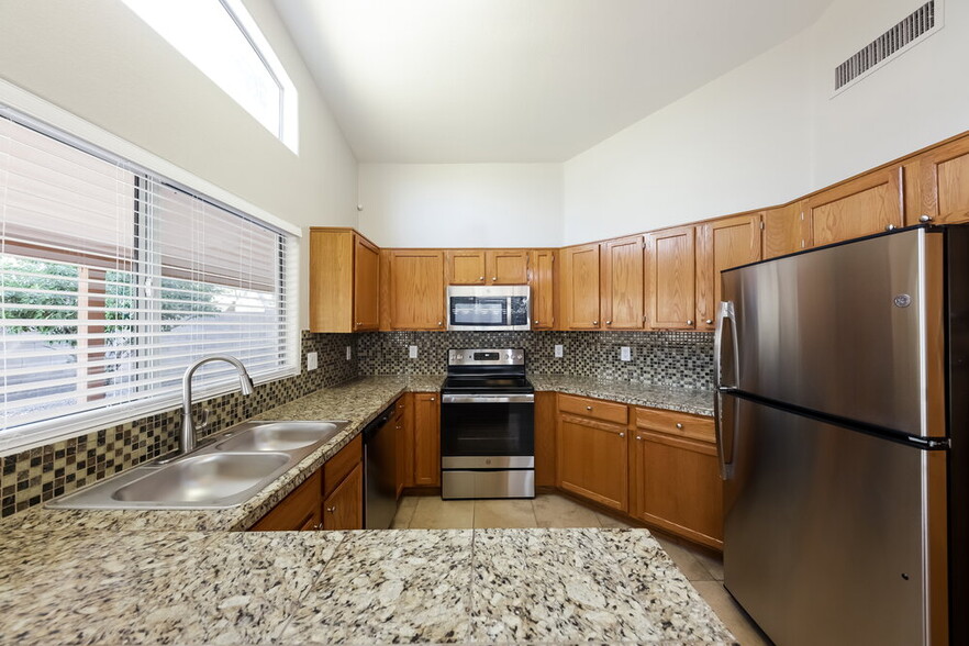 Building Photo - 4116 E Coolbrook Ave