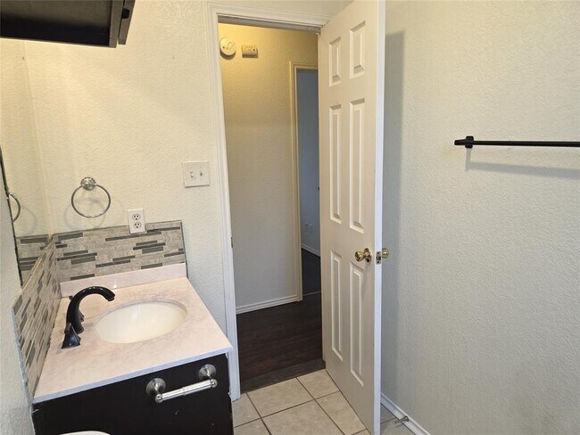 Building Photo - 1600 Hollow Tree Blvd