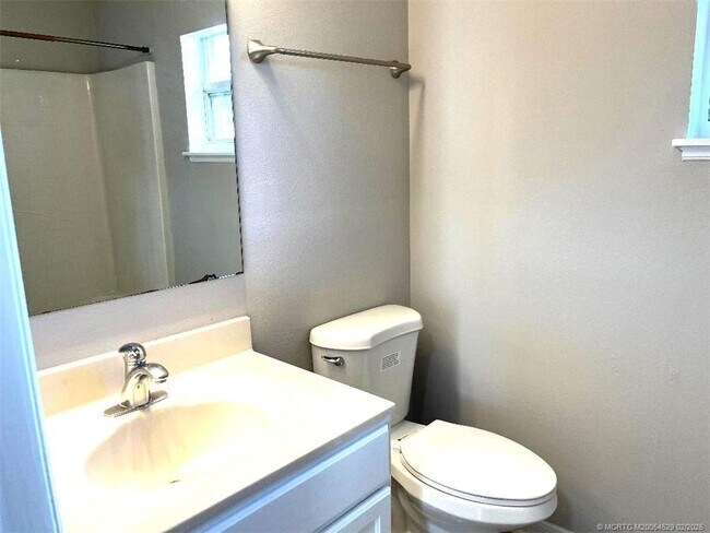 Building Photo - 1450 SW Paar Dr