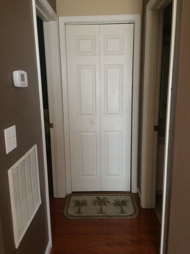 Building Photo - 2 Bed, 2 Bath Condo for Rent at River Oaks