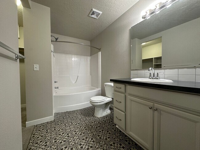 Building Photo - 3bed, 2bath, 1452sq.ft. 2-car garage home ...