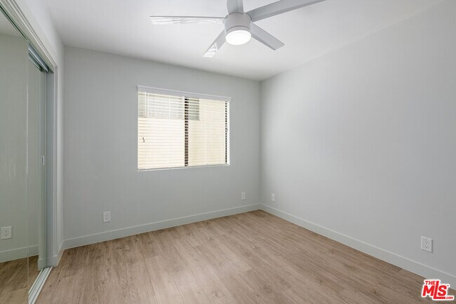 Building Photo - 1535 N Kenmore Ave
