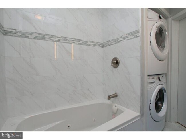 Building Photo - Bright 3 bed 1.5 bath in WHITMAN SOUTH PHI...